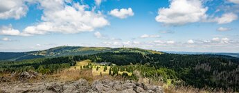 Ausblick zum Feldberg vom felsigen Gipfel des Herzogenhorns im Südschwarzwald