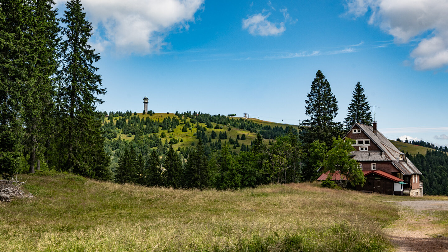 Start der Wanderung ist der Feldberg-Pass mit Blick auf den Feldbergturm