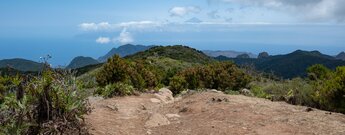 Fernblick bis  Teneriffa mit dem Teide über dem Wolkenmeer