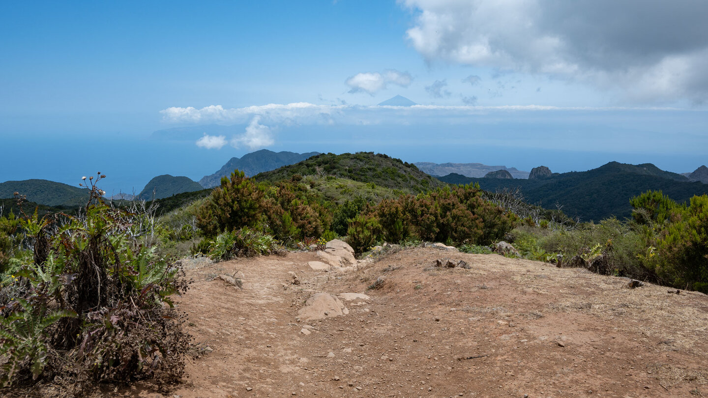 Fernblick bis  Teneriffa mit dem Teide über dem Wolkenmeer