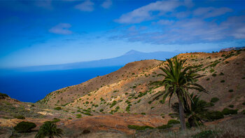 Blick von der Cumbre de Chijeré zur Silhouette des Teide auf Teneriffa.