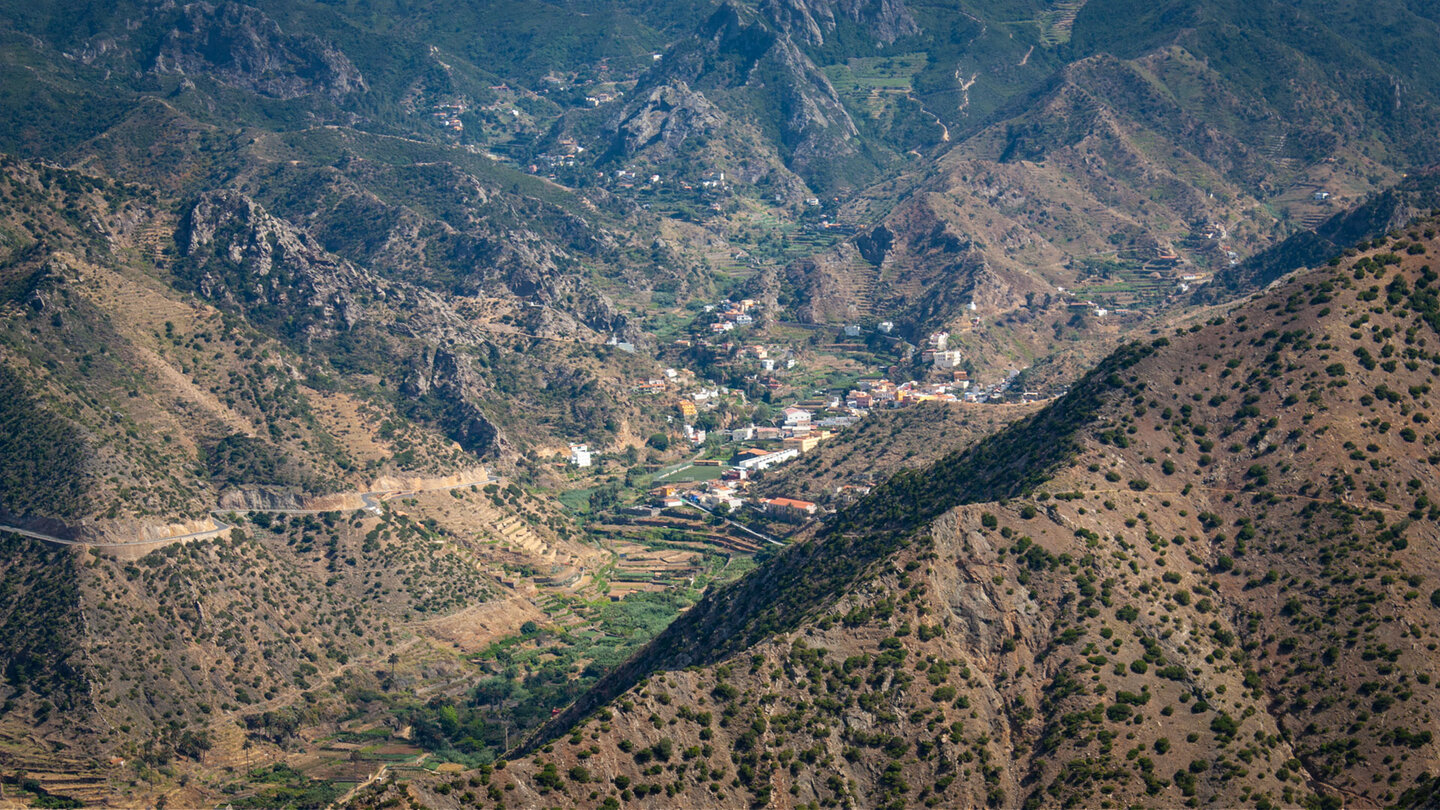 Blick von der Cumbre de Chijeré tief hinab ins Tal von Vallehermoso