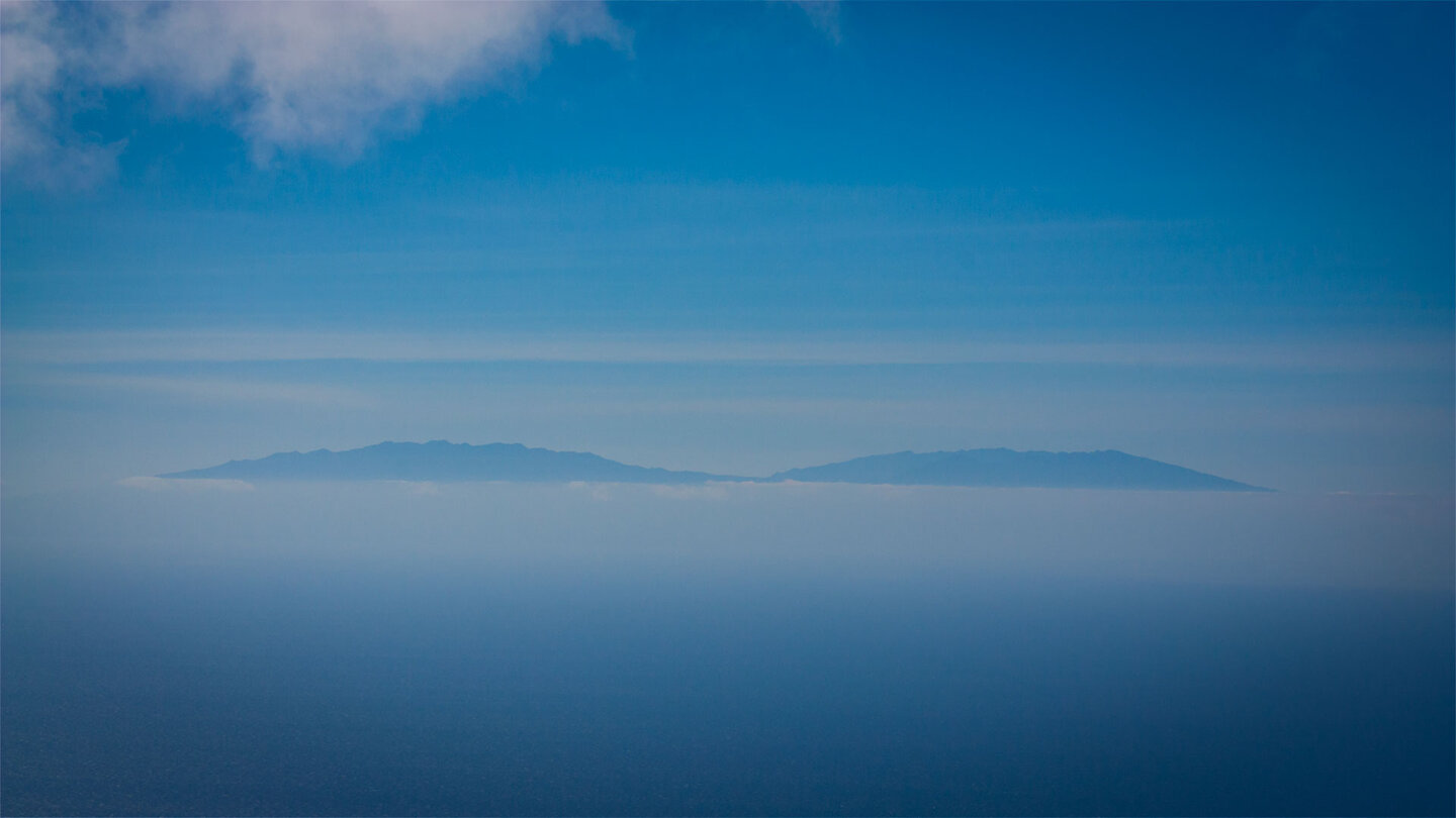 Silhouette La Palmas über einer Wolkenbank, von der Cumbre de Chijeré