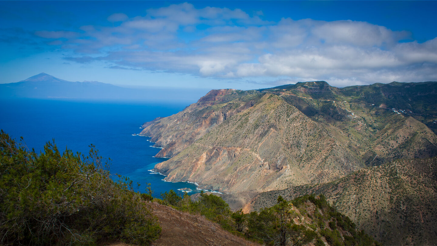 Panoramablick über die Steilküste La Gomeras zum Teide von der Cumbre de Chijeré.