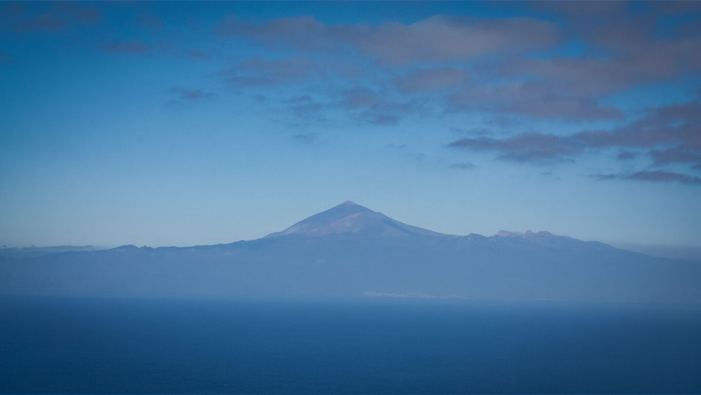 Der Teide auf Teneriffa in blauem Dunst von der Cumbre de Chijeré