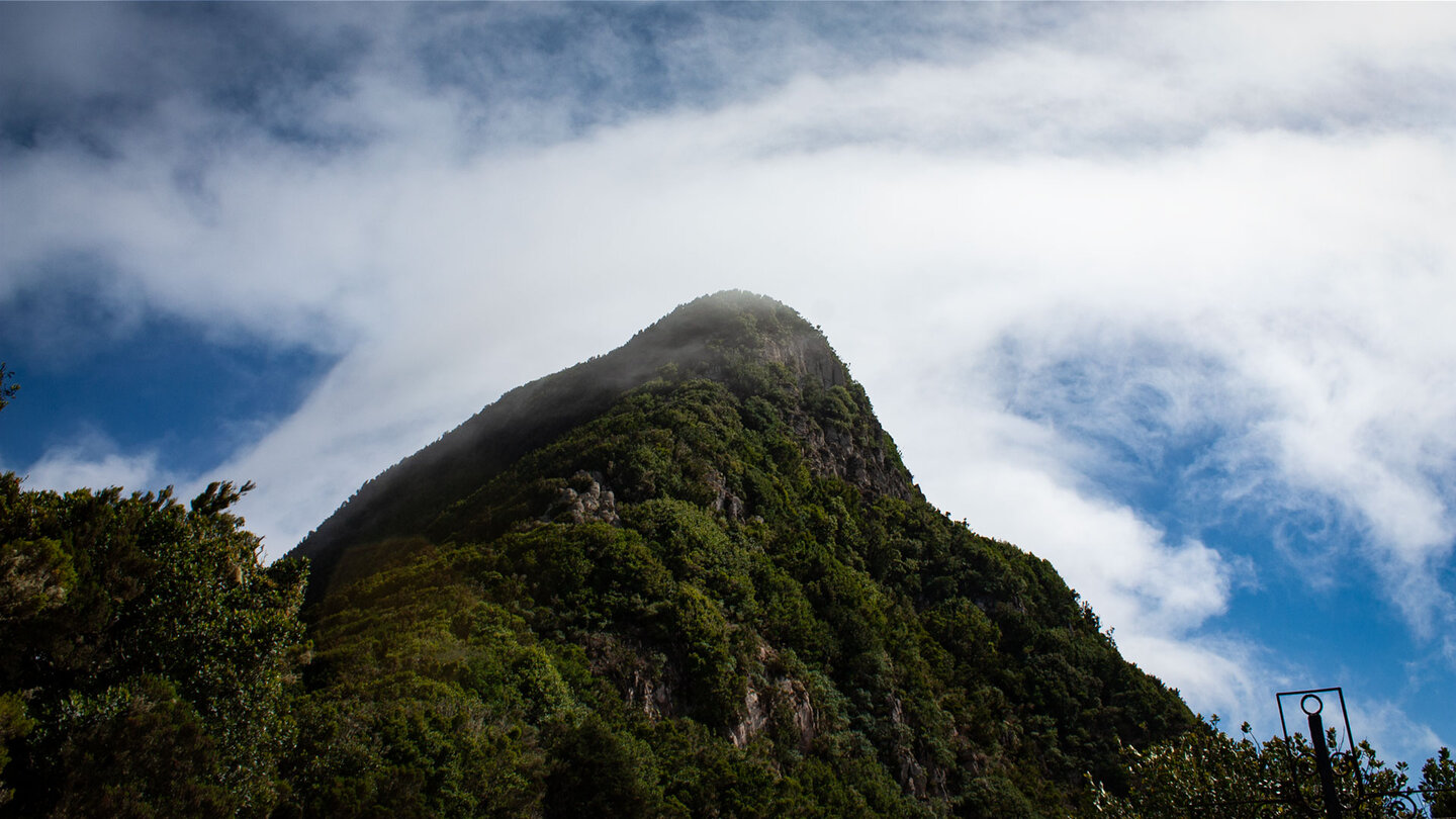 Der Berg Teselinde, teils in Wolken gehüllt, nahe der Ermita de Santa Clara