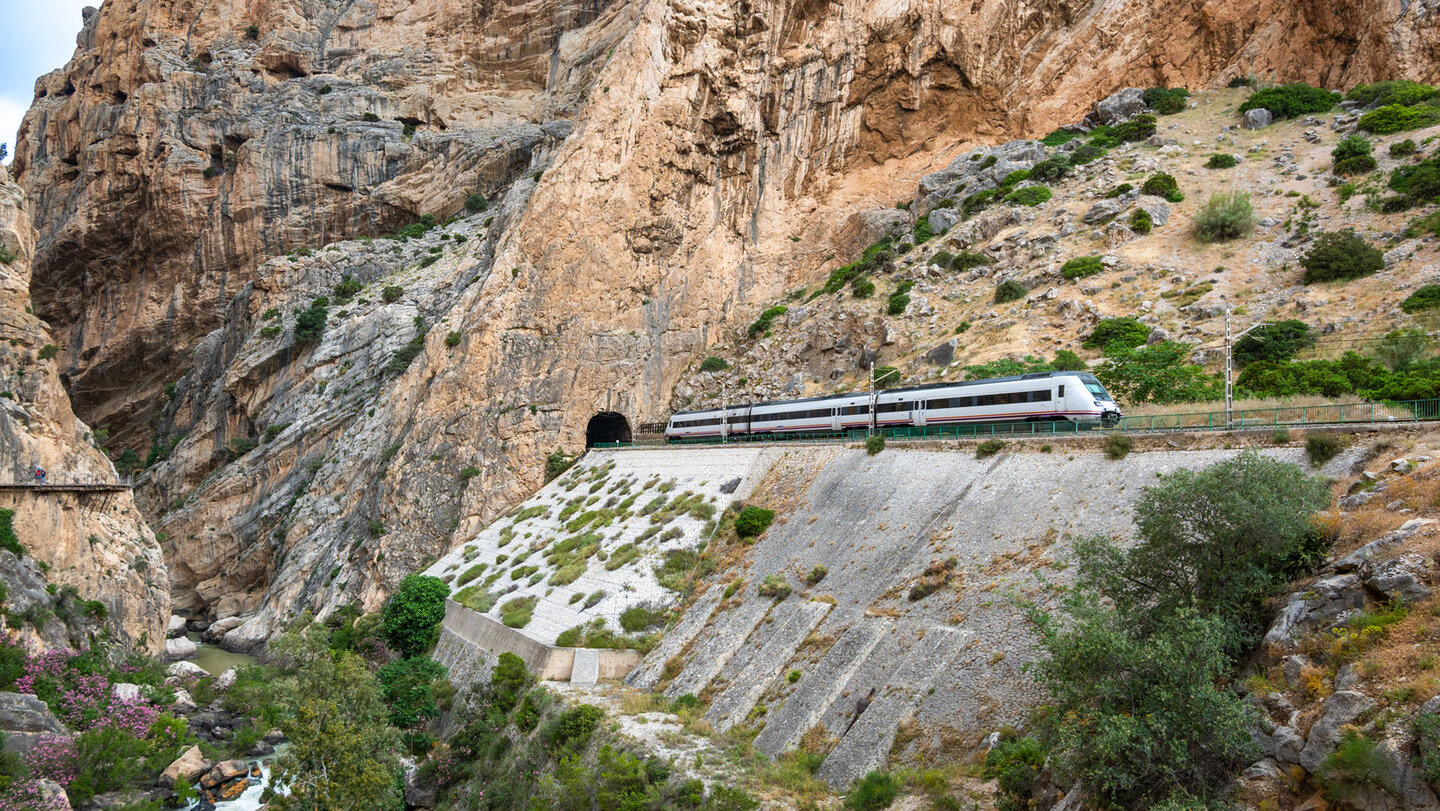 Eisenbahnlinie auf der anderen Seite der Schlucht