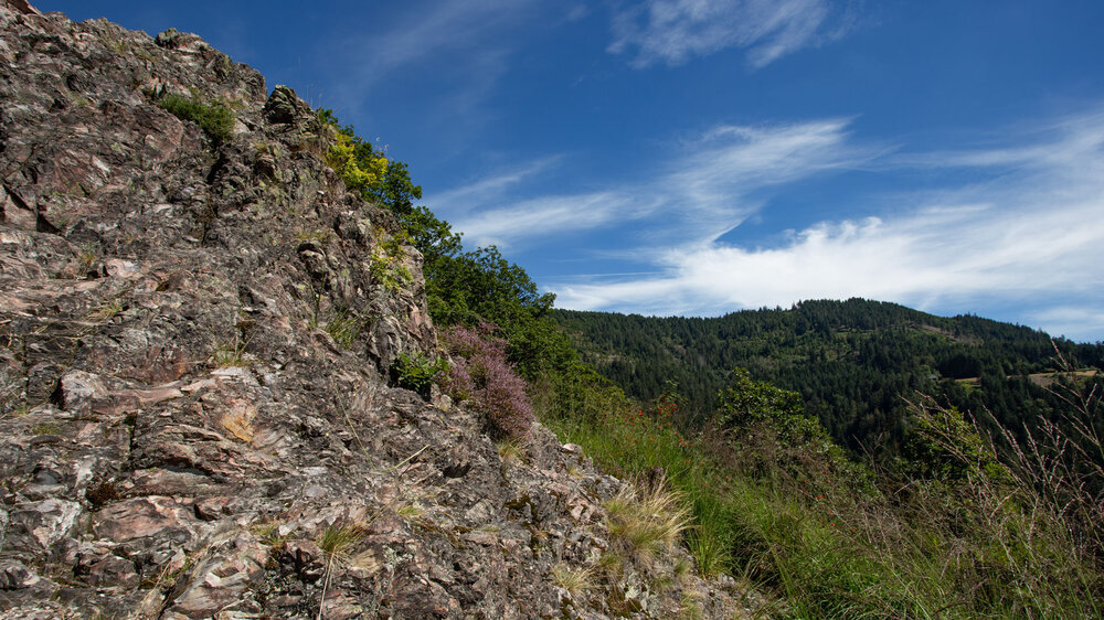 Felsen und Panorama am Klettersteig Karlsruher Grat bei Ottenhöfen Felsenpanorama am Klettersteig Karlsruher Grat bei Ottenhöfen