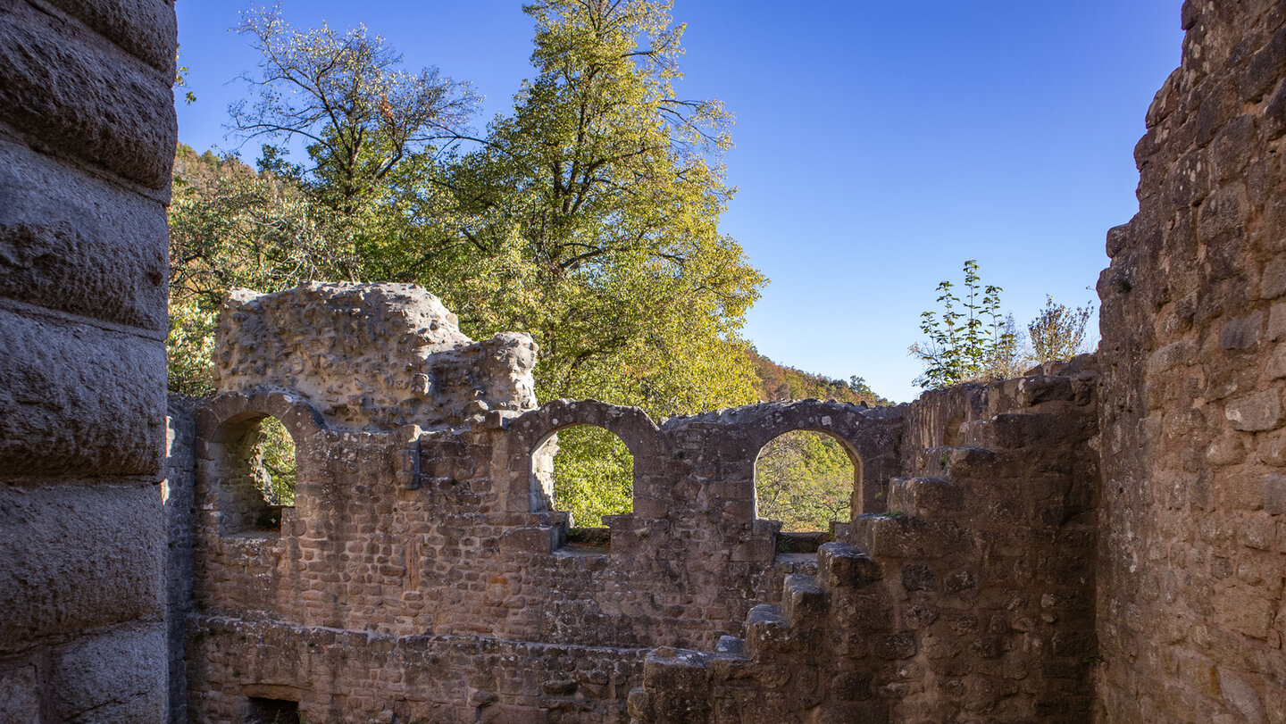 Innenraum des Château du Hagueneck im Elsass mit Fensterbögen und Mauerstufen