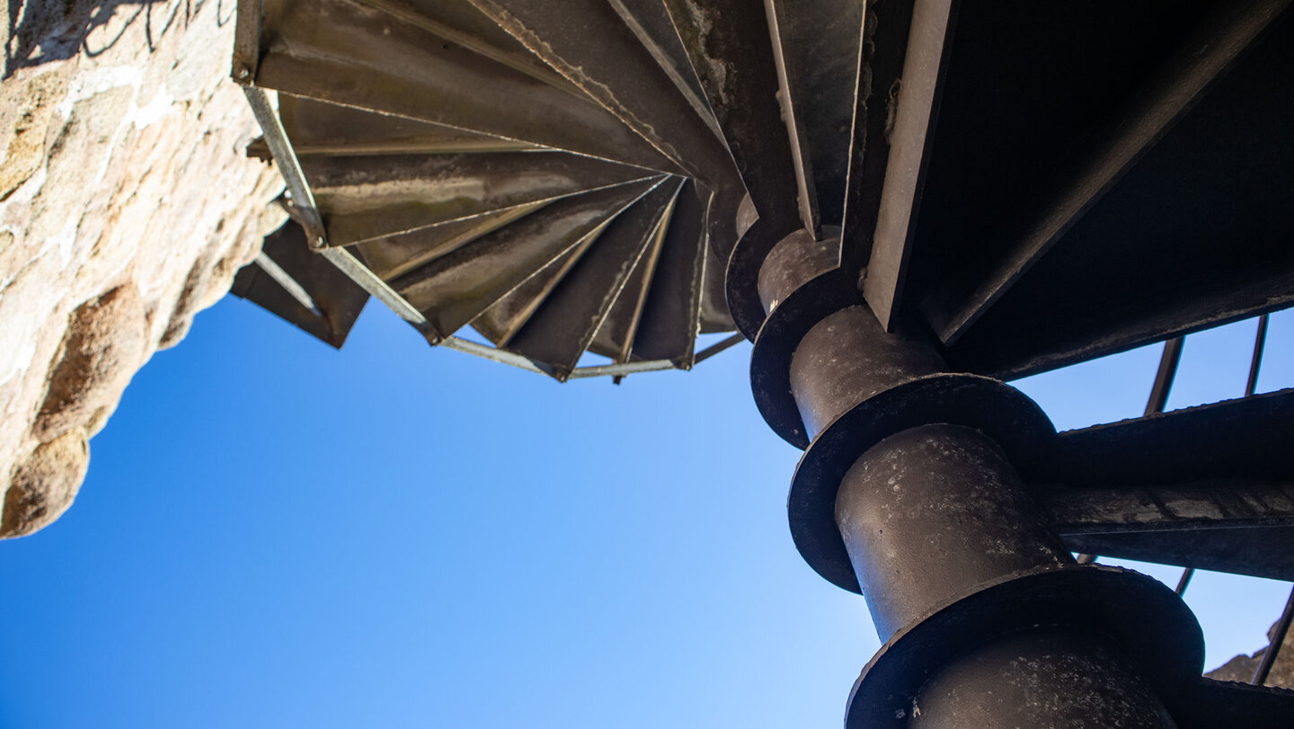 Stahlwendeltreppe im Château du Hagueneck im Elsass neben altem Mauerwerk
