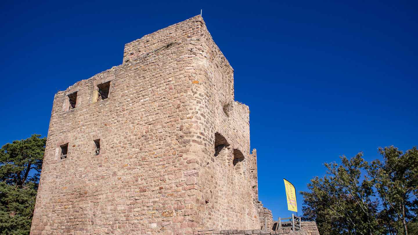 Mauerwerk der Wahlenbourg, der mittleren Burg der Drei Exen, mit Fensteröffnungen