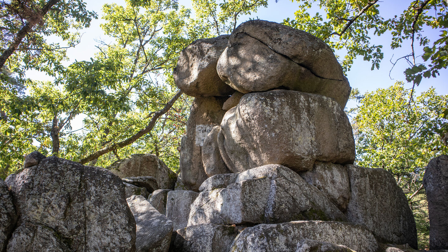 Granitfelsen Rocher Turenne mit rundlicher Verwitterung, Hexenfels im Elsass