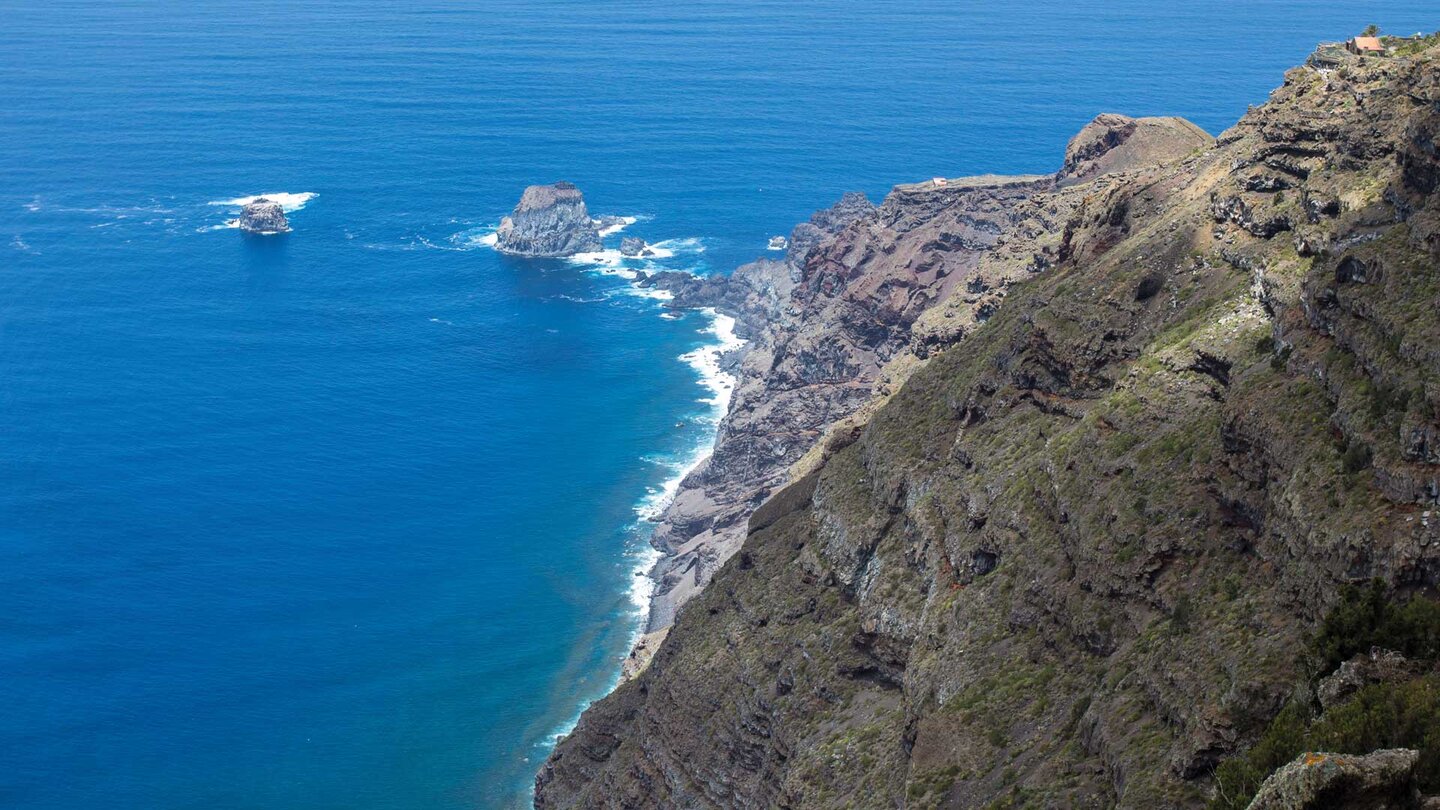 das Naturschutzgebiet Roques de Salmor mit dem Roque Chico links und dem Roque Grande rechts auf El Hierro das Naturschutzgebiet Roques de Salmor mit dem Roque Chico links und dem Roque Grande rechts auf El Hierro
