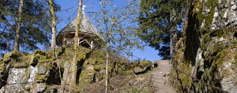 Blick auf den Pavillon am Burgbachfelsen bei Bad Rippoldsau-Schapbach