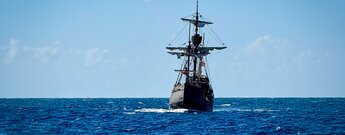 Nachbau der Kolumbus-Galeone Santa Maria de Colombo auf dem Meer vor der Küste Madeiras