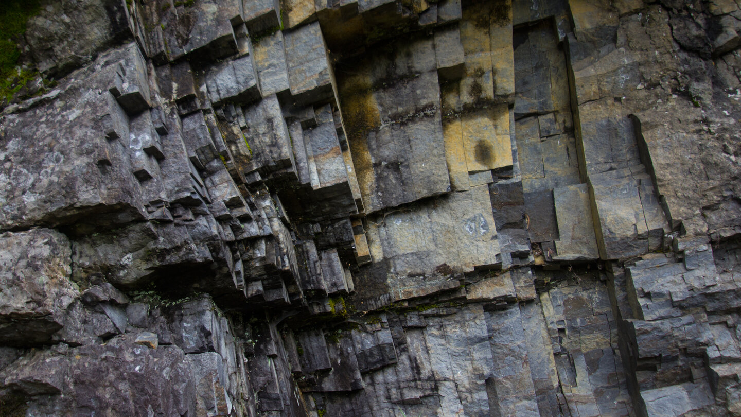 faszinierende Felsformation am Wanderweg PR-LP 6