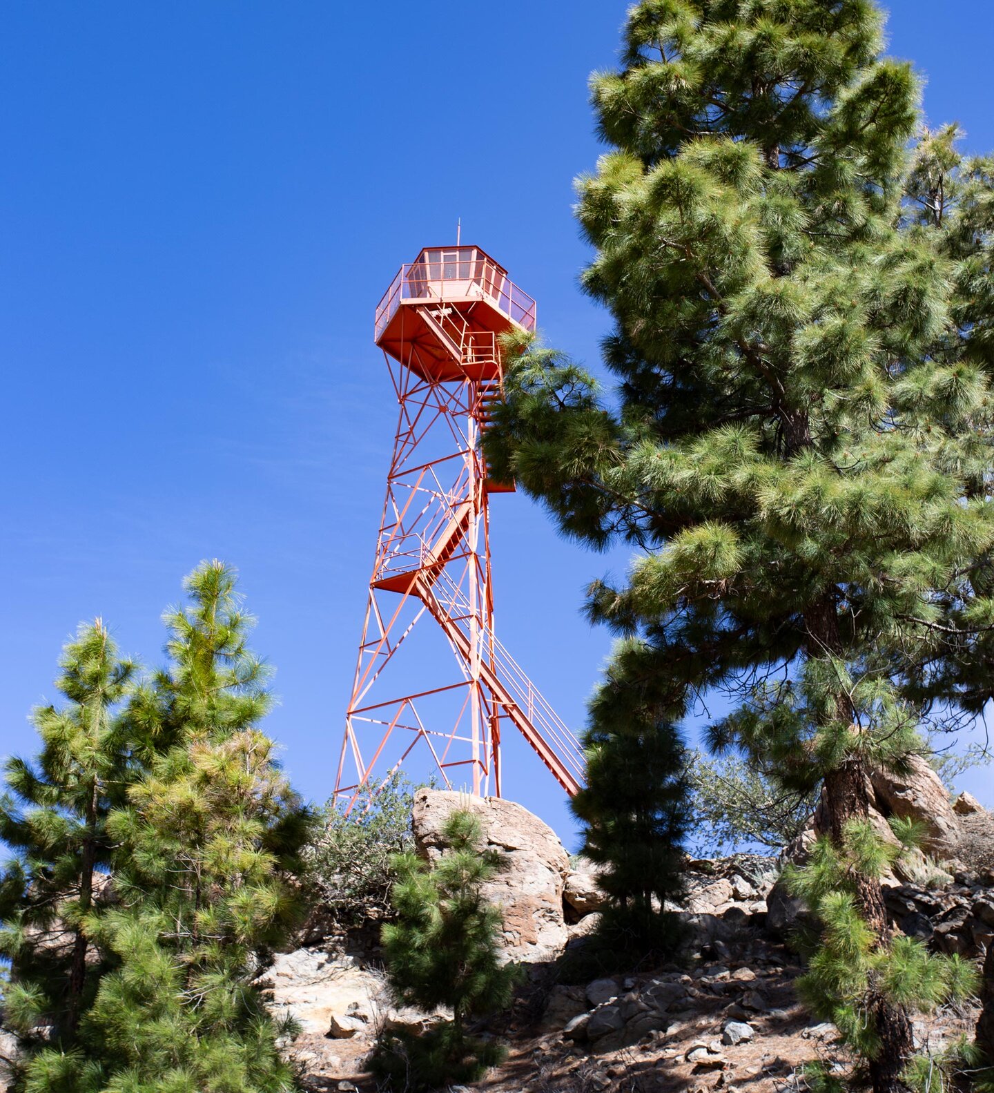 der rote Feuerwachturm Torre de Chavao liegt am Wanderweg der Feuerwachturm Torre de Chavao