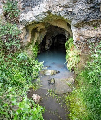 der Wanderweg führt am Wasserstollen Fuente des Cedro vorbei