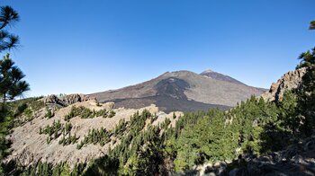 Ausblick über den Gipfelgrat des Moñtana del Cedro auf das Teide-Massiv
