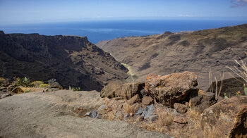 Ausblick übers Barranco de Chinguarime auf den Ort Tecina