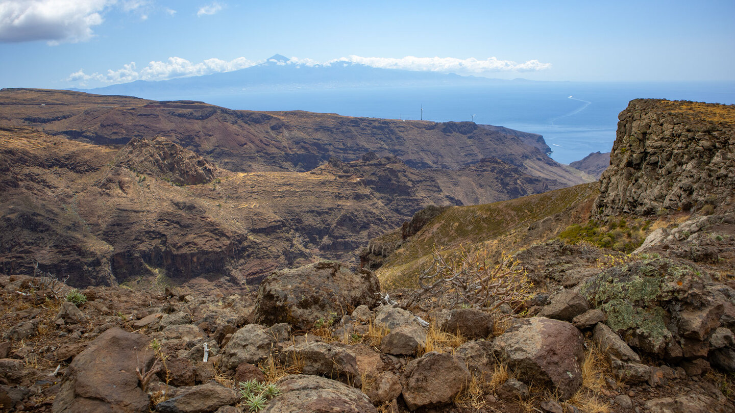 der Wanderweg bietet grandiose Ausblicke über Barrancos mit der Silhouette der Insel Teneriffa