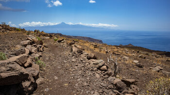 Wegpassage auf dem GR-132 mit der Silhouette des Teide am Horizont