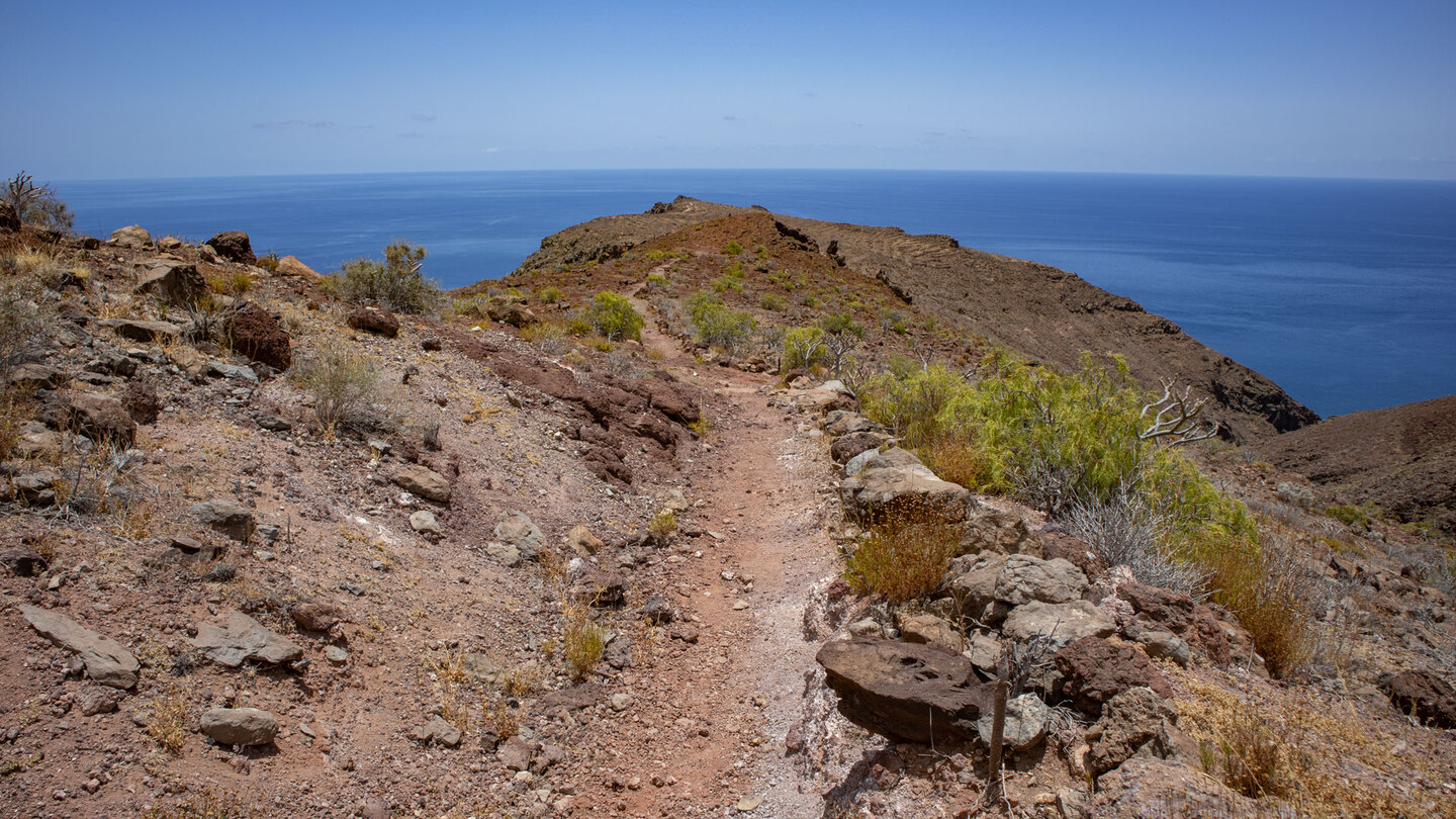 Bergabstieg entlang eines Höhenrückens zur Bucht Playa del Cabrito