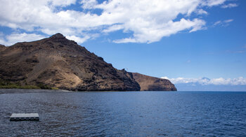 Ausblick über die Bucht El Cabrito entlang der Küste von La Gomera bis Teneriffa