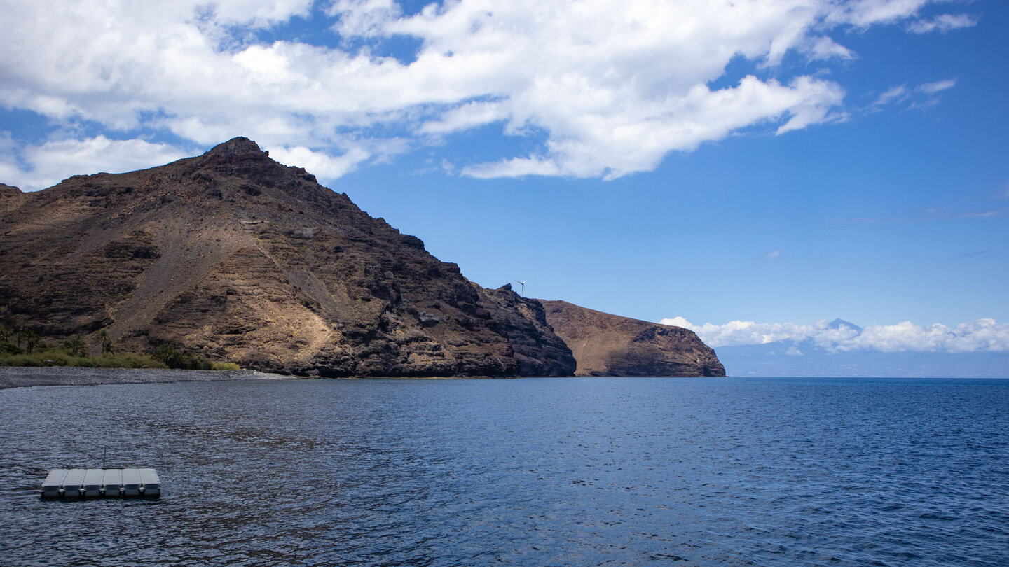 Ausblick über die Bucht El Cabrito entlang der Küste von La Gomera bis Teneriffa
