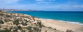 Blick entlang des Strands an der Playa de la Barca auf Fuerteventura