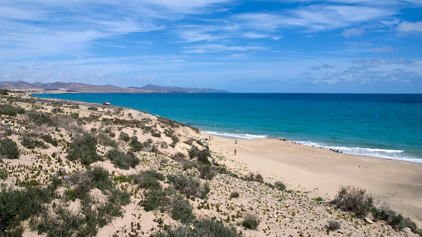 Blick entlang des Strands an der Playa de la Barca auf Fuerteventura Blick entlang des Strands an der Playa de la Barca auf Fuerteventura