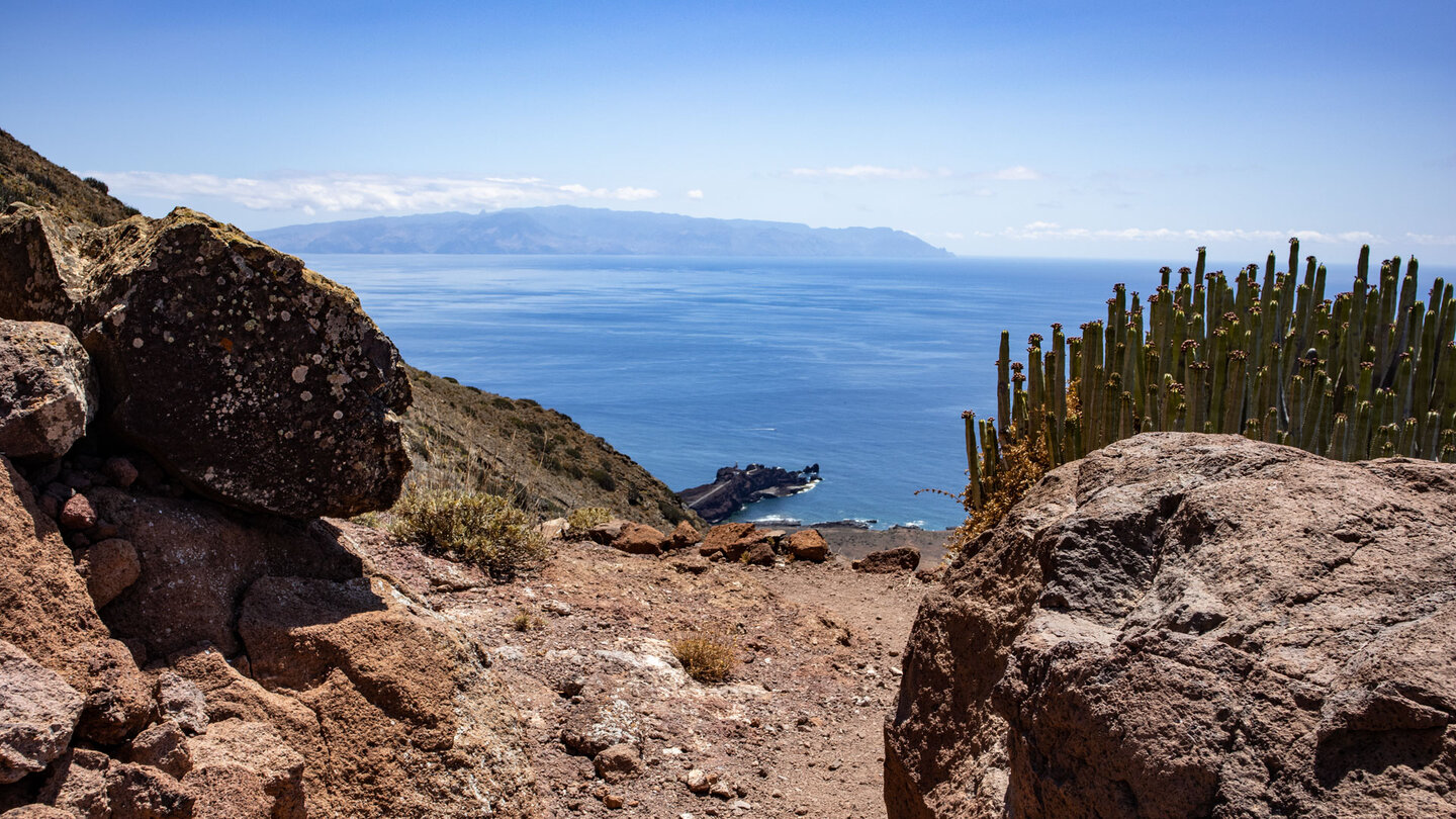 Blick von Wanderroute auf die Landzunge an der Punta de Teno mit La Gomera im Hintergrund Blick von Wanderroute auf die Landzunge an der Punta de Teno mit La Gomera im Hintergrund