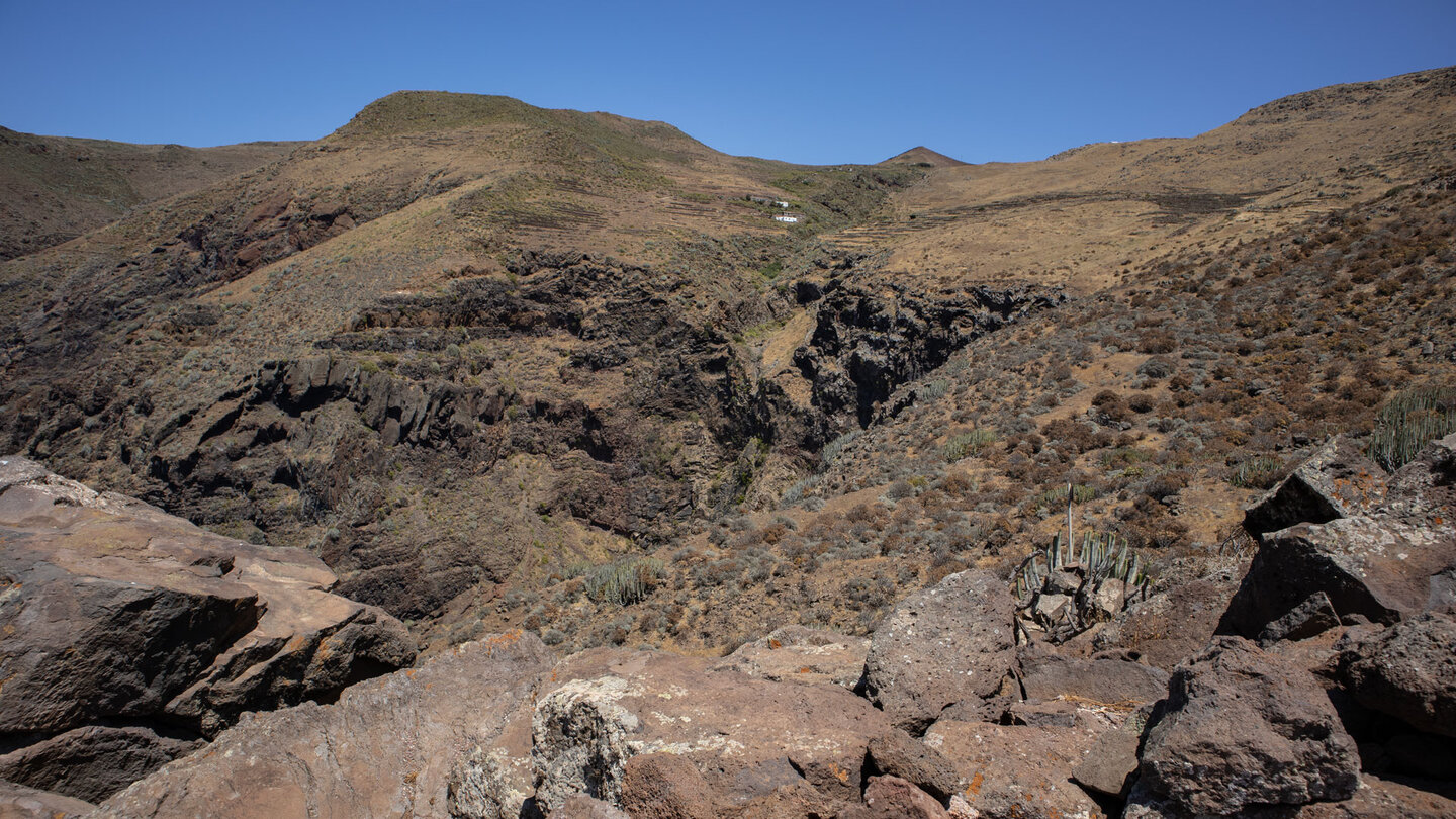 Blick über zerklüftete Schluchten auf das Hochplateau Teno Alto vom Wanderweg
