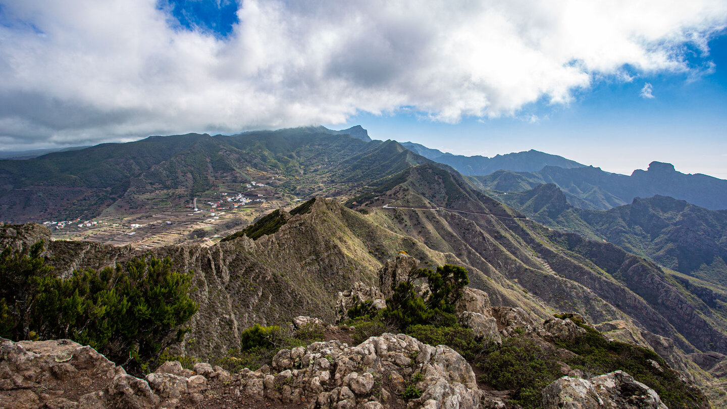 Blick über die Cumbre de Baracán auf die Cumbre de Bolico Blick über die Cumbre de Baracán auf die Cumbre de Bolico im Teno-Gebirge