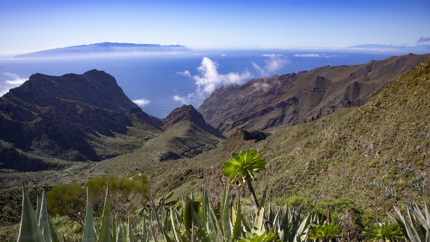 die Schluchten bei Los Carrizales mit den Nachbarinseln La Gomera und La Palma im Hintergrund