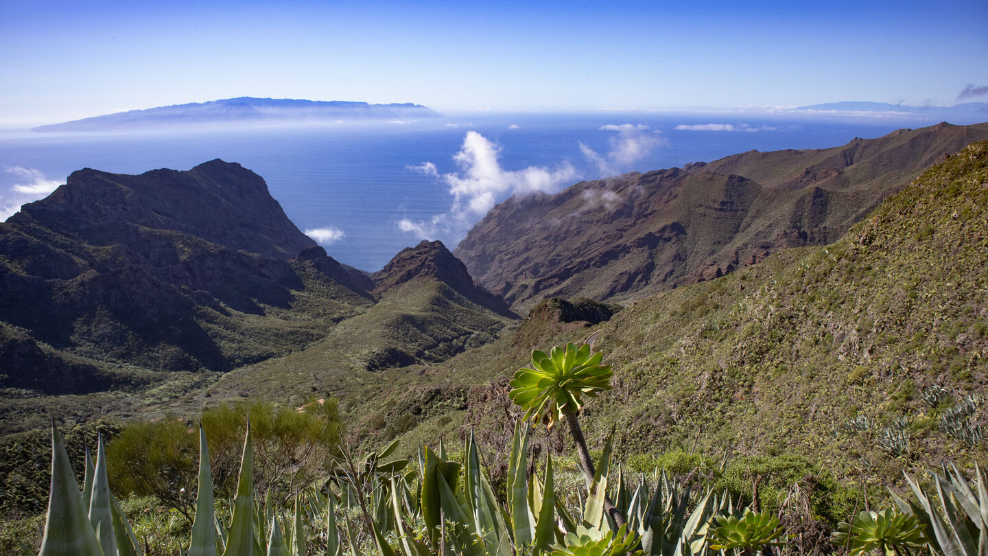 die Schluchten bei Los Carrizales mit den Nachbarinseln La Gomera und La Palma im Hintergrund die Schluchten bei Los Carrizales mit den Nachbarinseln La Gomera und La Palma im Hintergrund