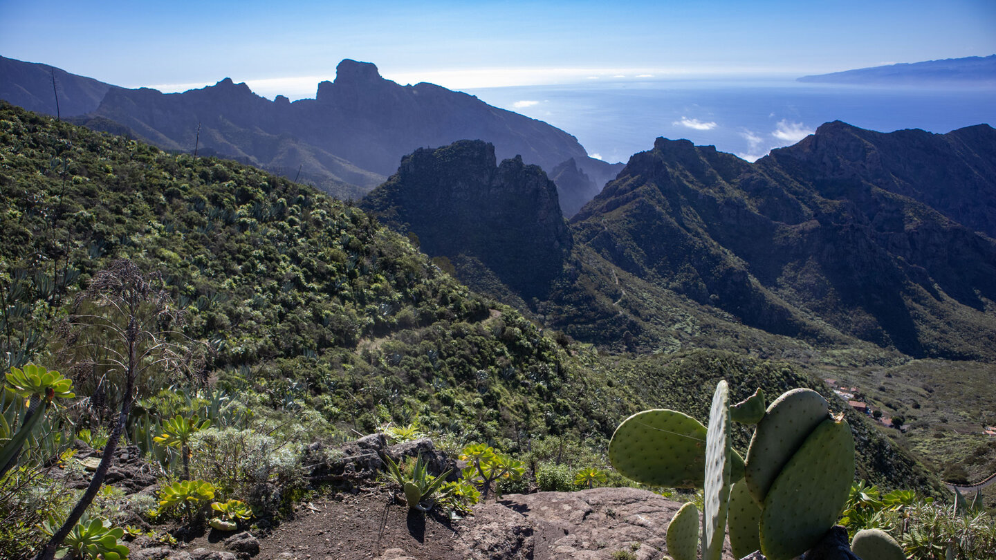 Wegverlauf der Wanderroute zum Aussichtspunkt Cruz de Hilda mit dem Roque de la Fortaleza im Hintergrund Wegverlauf der Wanderroute zum Cruz de Hilda mit dem Roque de la Fortaleza im Hintergrund