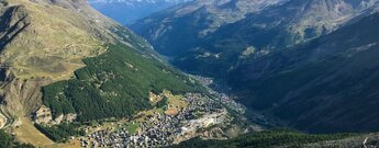Saas-Fee und die umliegende Berglandschaft