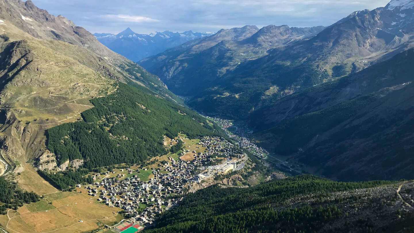 Saas-Fee und die umliegende Berglandschaft