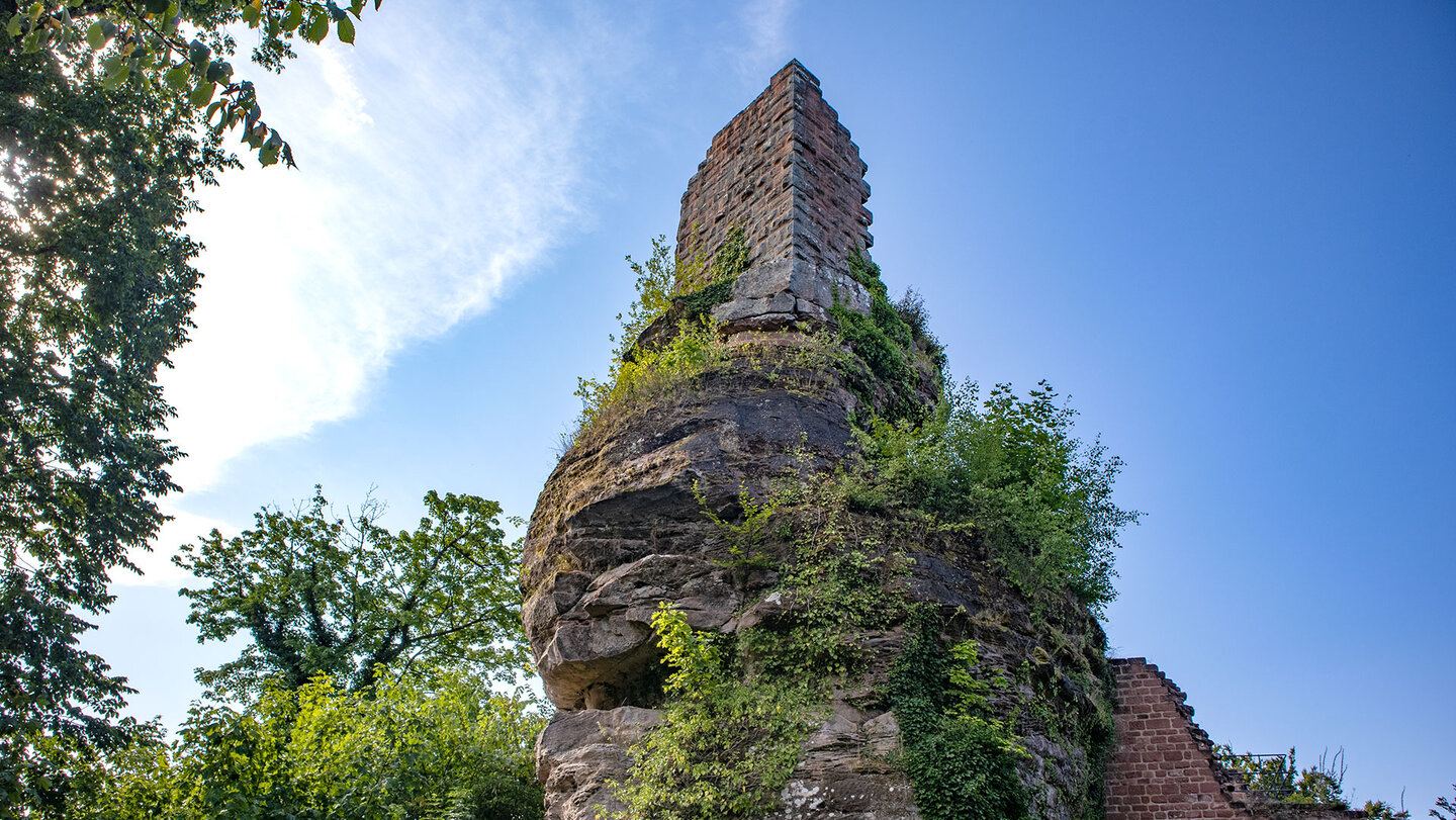 die Ruine Meistersel thront majestätisch auf einem Burgfelsen im Pfälzerwald die Ruine Meistersel thront majestätisch auf einem Burgfelsen