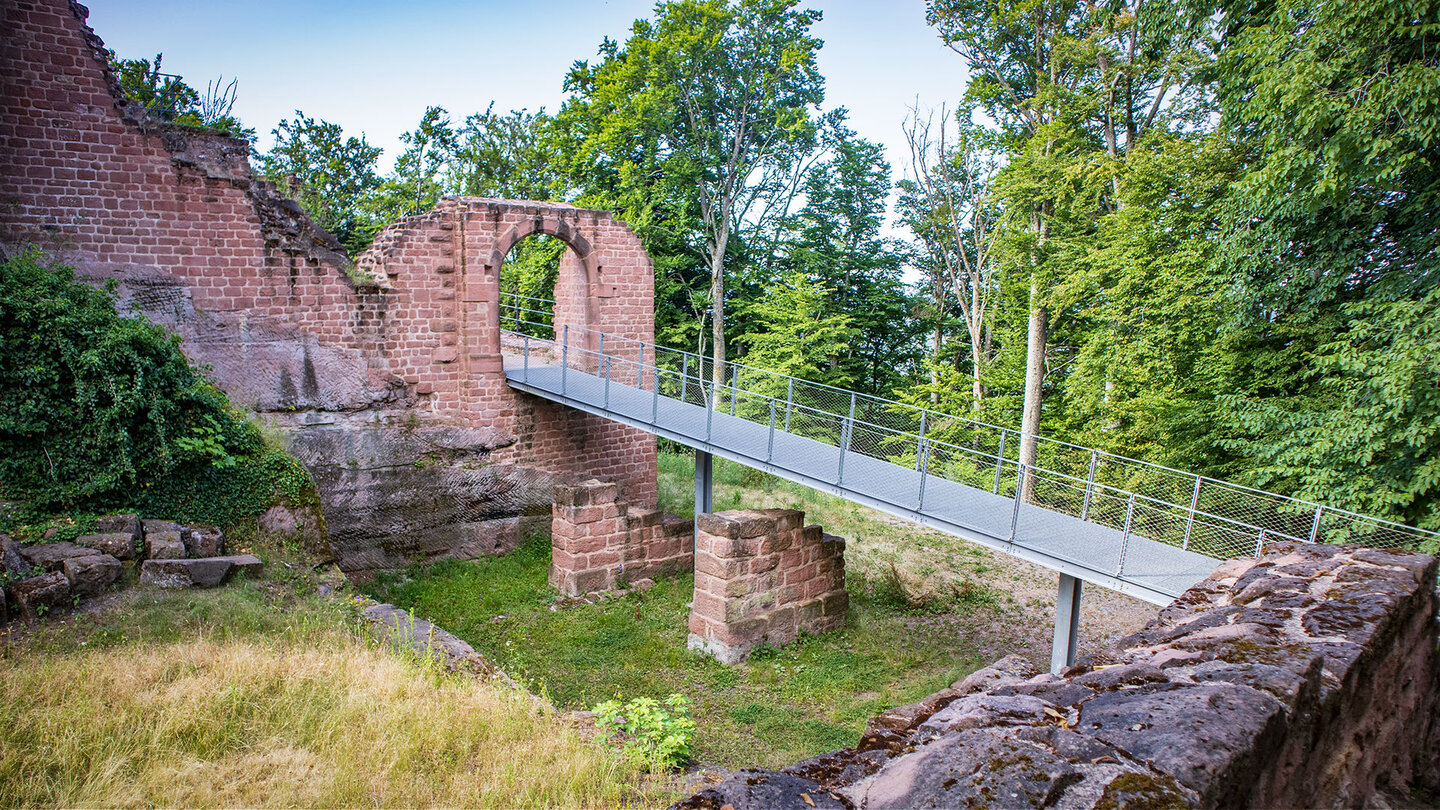 Steg über den Halsgraben der Burg Meistersel Steg über den Halsgraben der Burg Meistersel