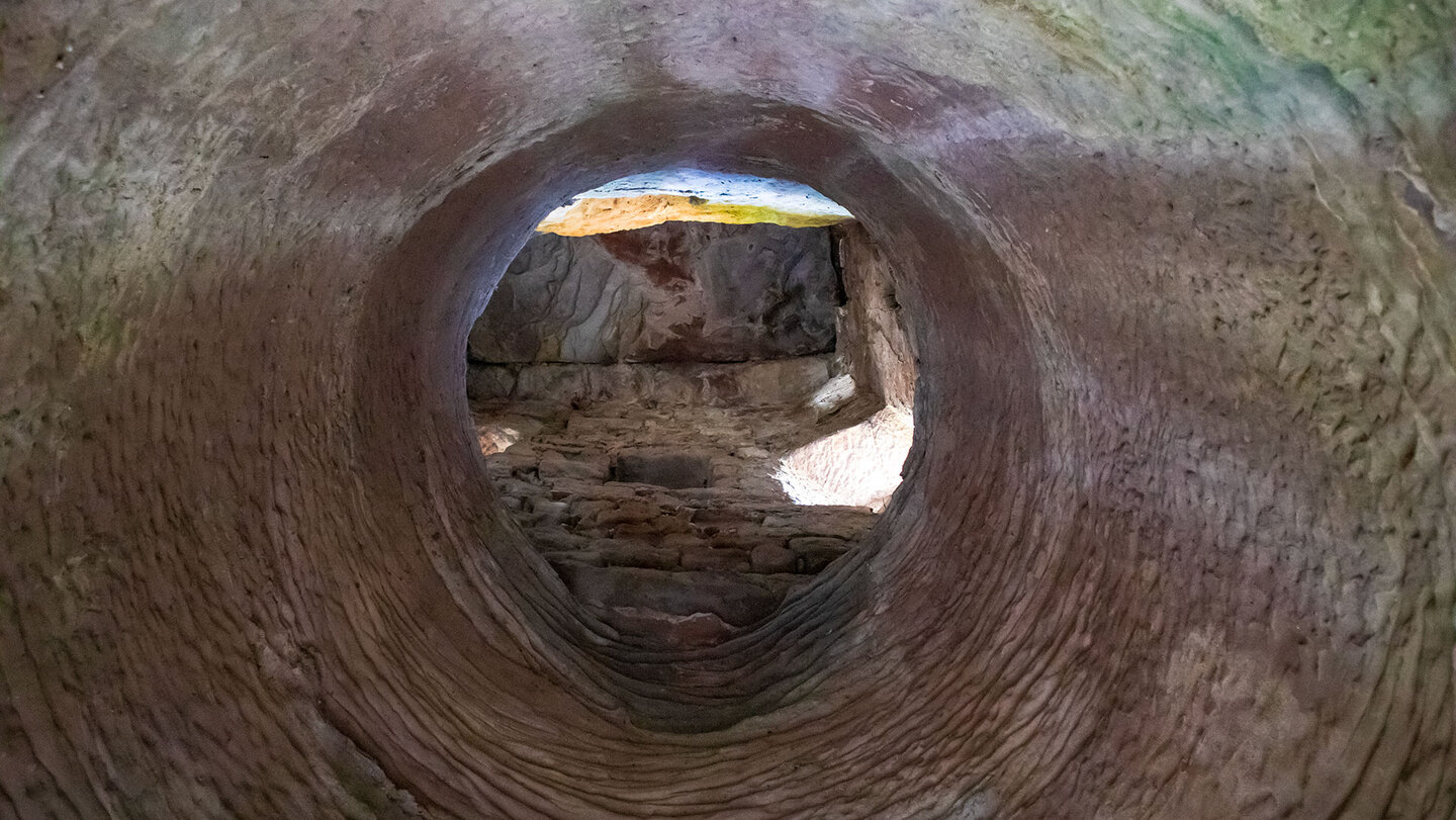 der Burgbrunnen der Felsenburg Meistersel im Pfälzerwald Burgbrunnen der Felsenburg Meistersel im Pfälzerwald