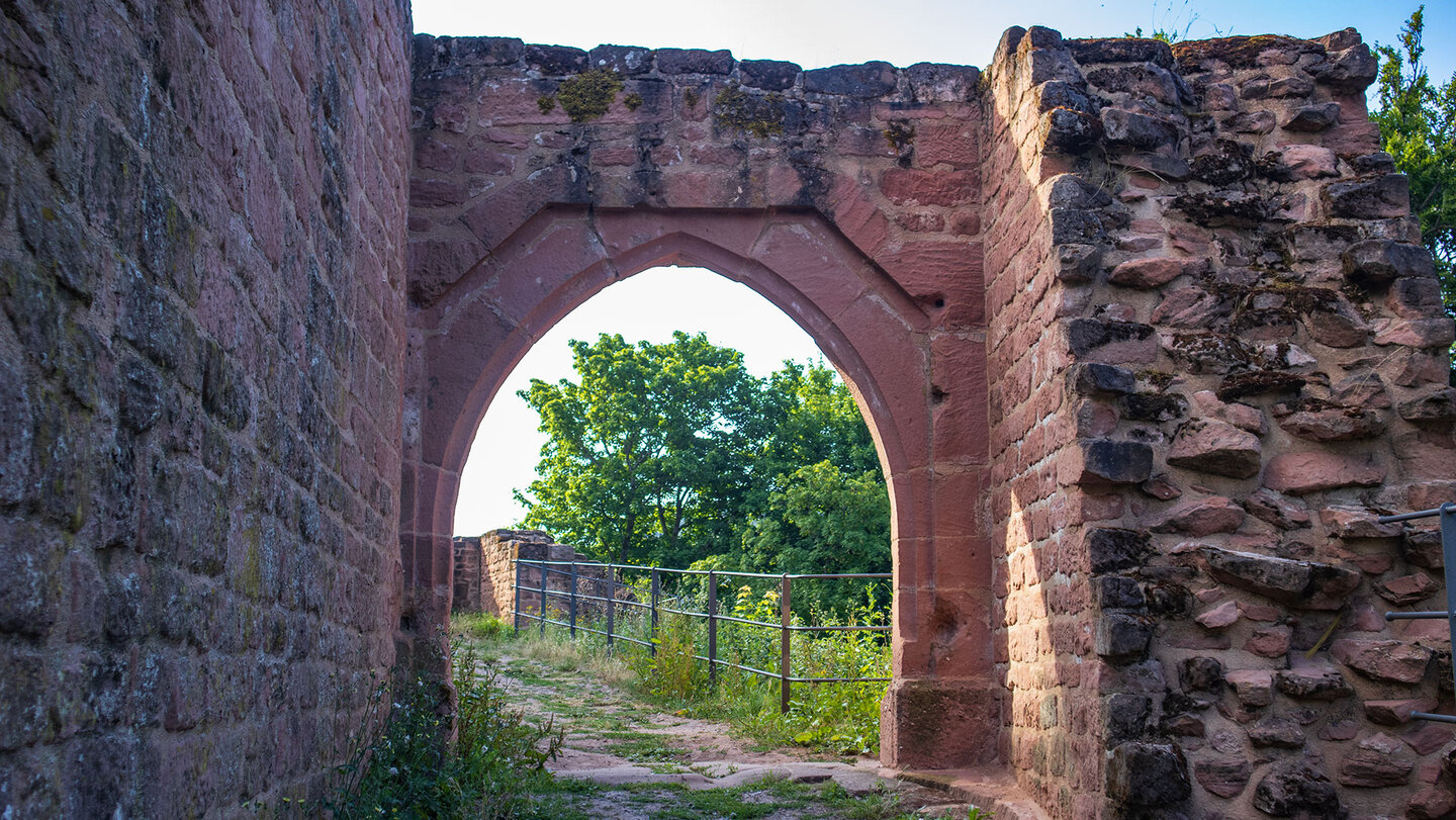 Torbogen in der Unterburg der Ruine Meisersel Torbogen in der Unterburg der Ruine Meisersel
