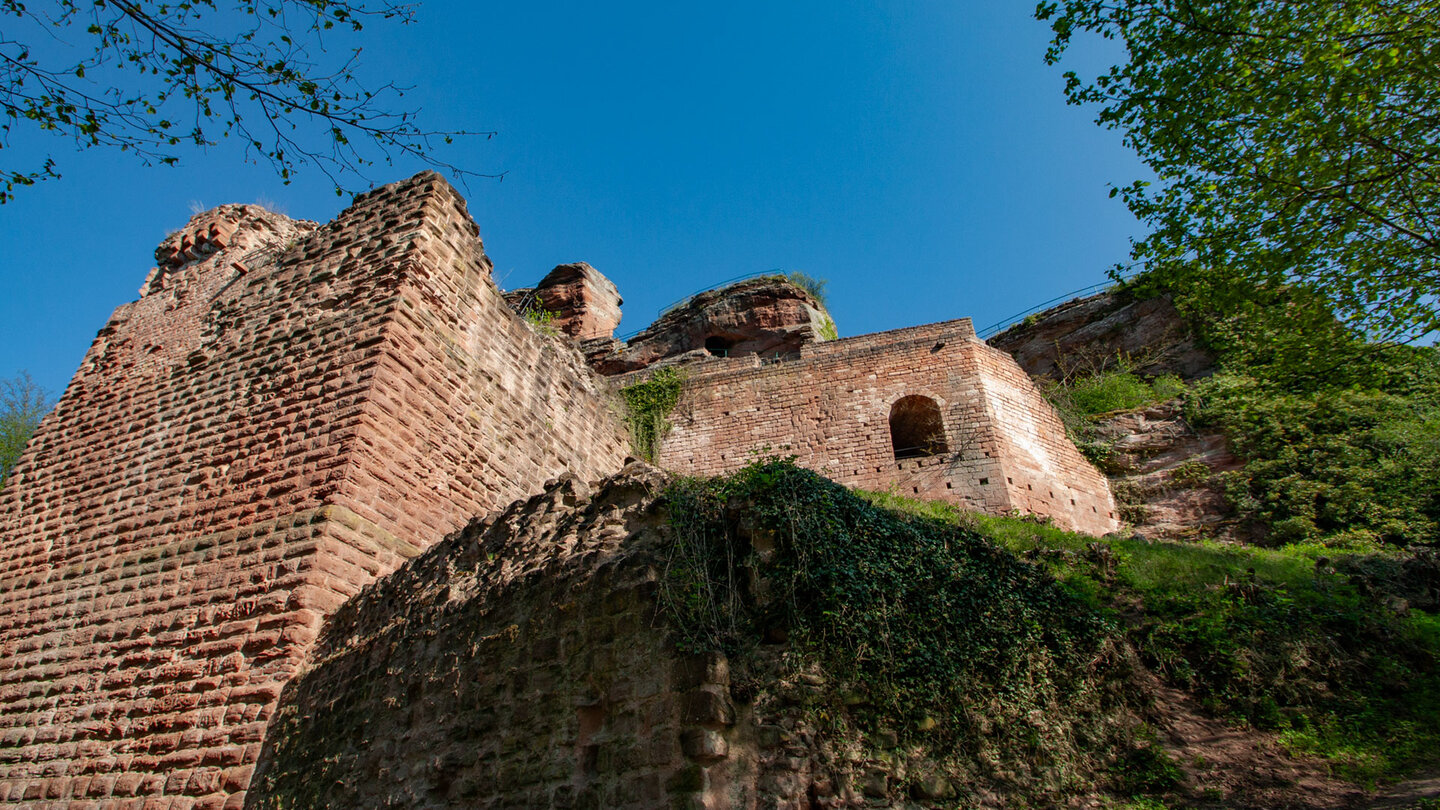 Beim Aufstieg zur Ruine Drachenfels wird zuerst der massive Torturm sichtbar.