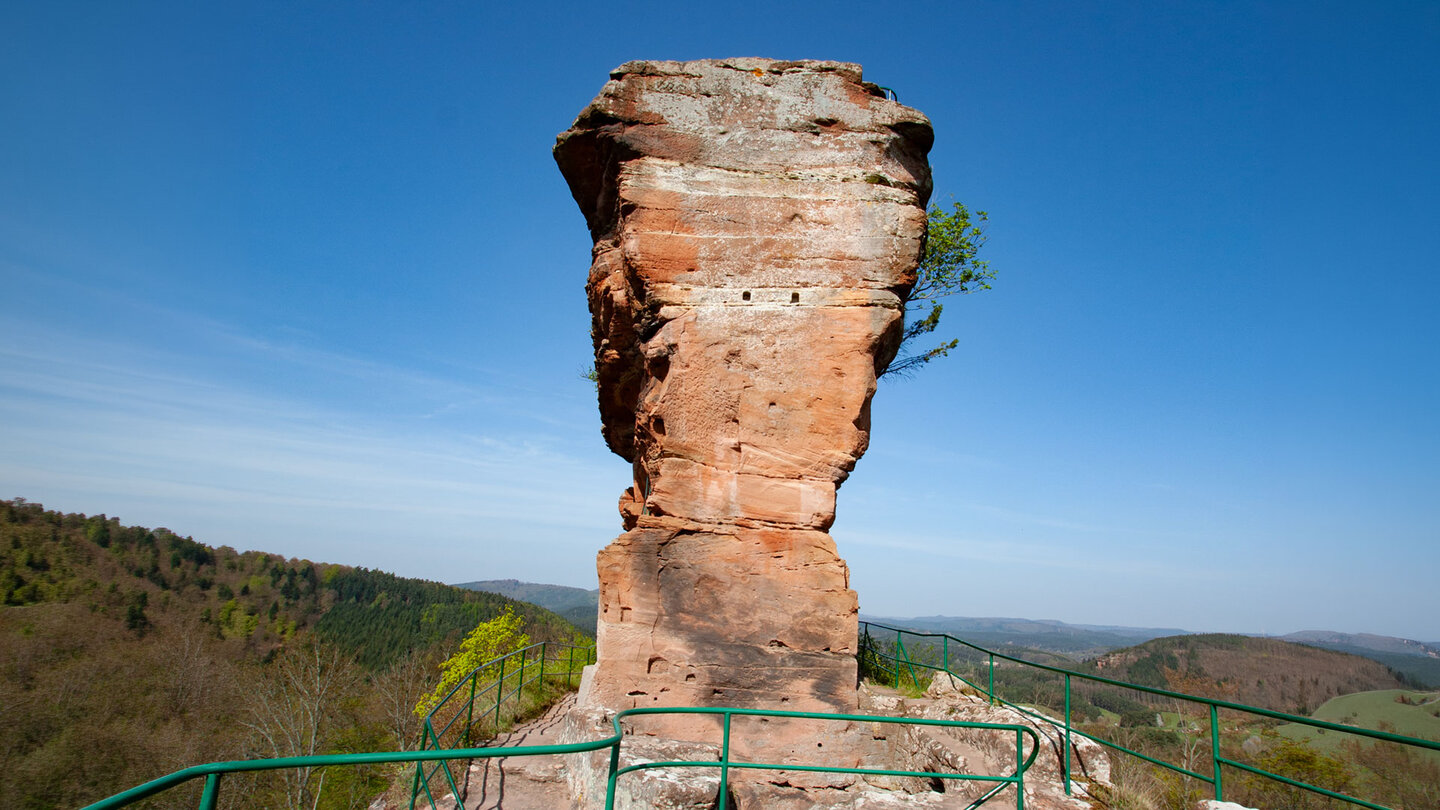 Von der östlichen Oberburg aus zeigt sich der Bergfried der Drachenfels in seiner ganzen Wucht.