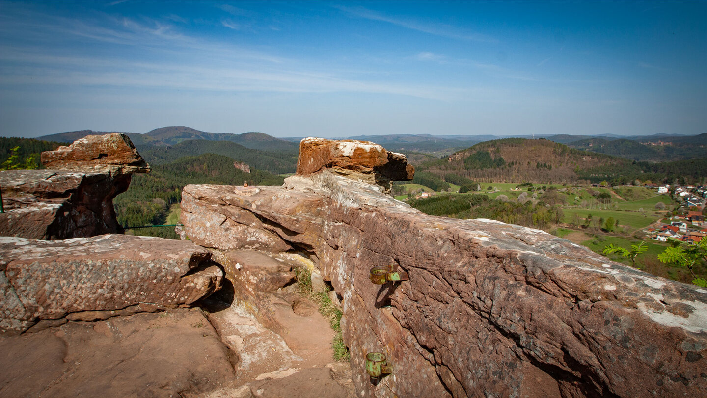 Von der Felsenburg Drachenfels öffnet sich ein Panorama über den bewaldeten Wasgau, mit zahlreichen Felsformationen und Höhenzügen bis zum Horizont.