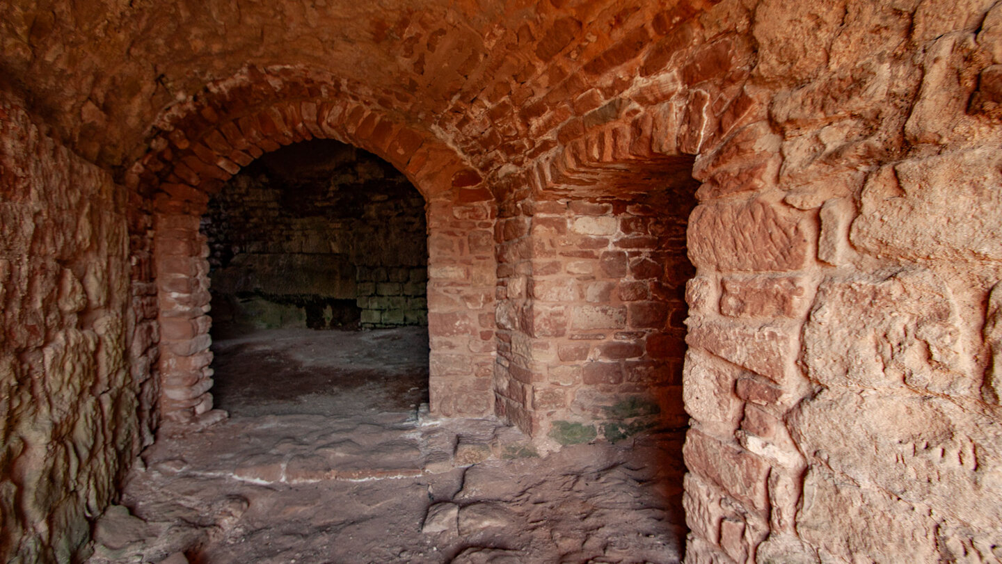 Kellergewölbe der Felsenburg Drachenfels.