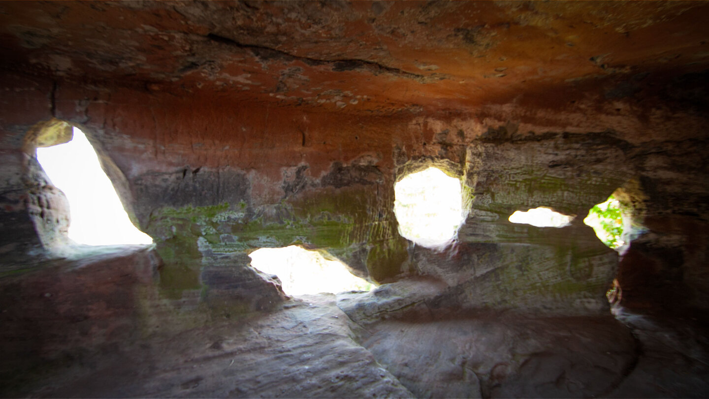 Die Felskammern in der Oberburg der Ruine Drachenfels wurden direkt aus dem Buntsandstein gehauen.
