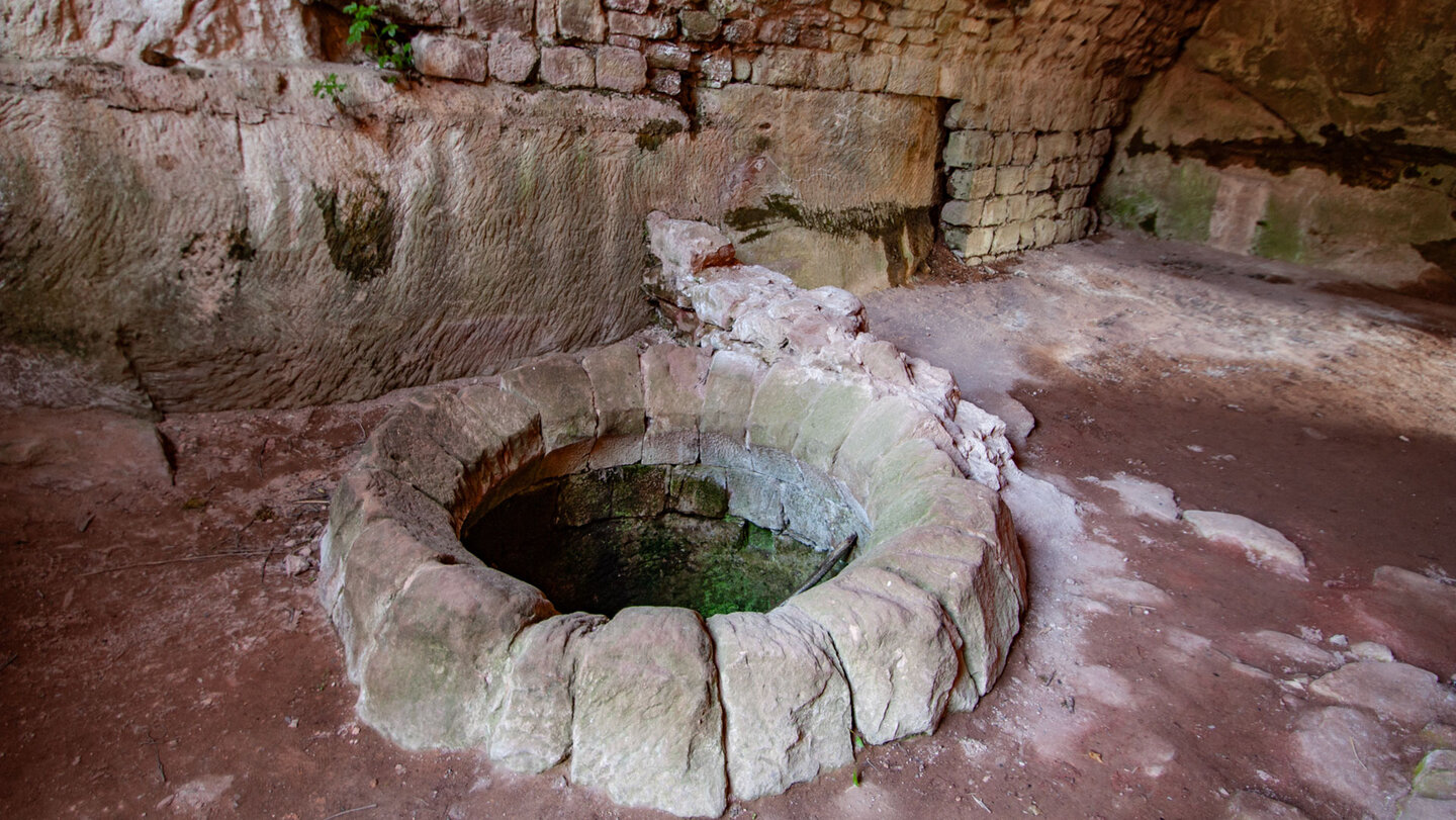 Zisterne im Kellergewölbe der Felsenburg Drachenfels.