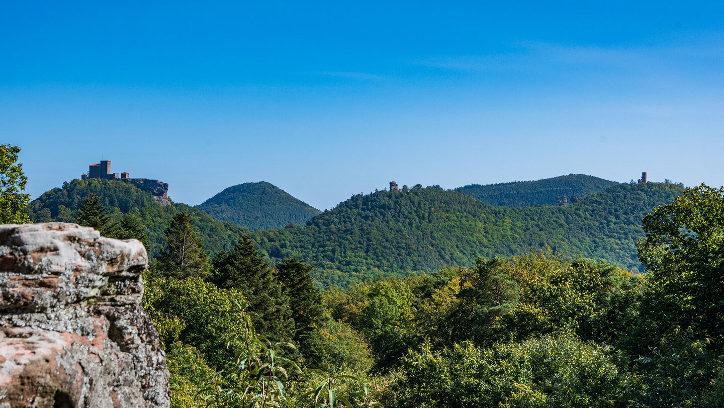 Blick vom Asselstein auf die drei mittelalterlichen Felsenburgen der Trifelsgruppe Blick vom Asselstein auf die drei Felsenburgen der Trifelsgruppe